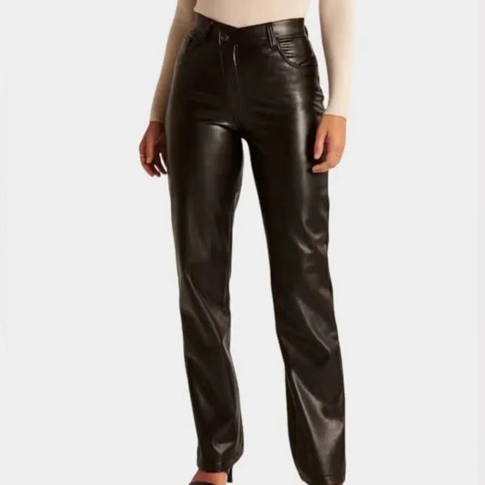 Abercrombie & Fitch - Criss-Cross Waistband Vegan Leather 90s Straight Pant - Picture 9 of 13